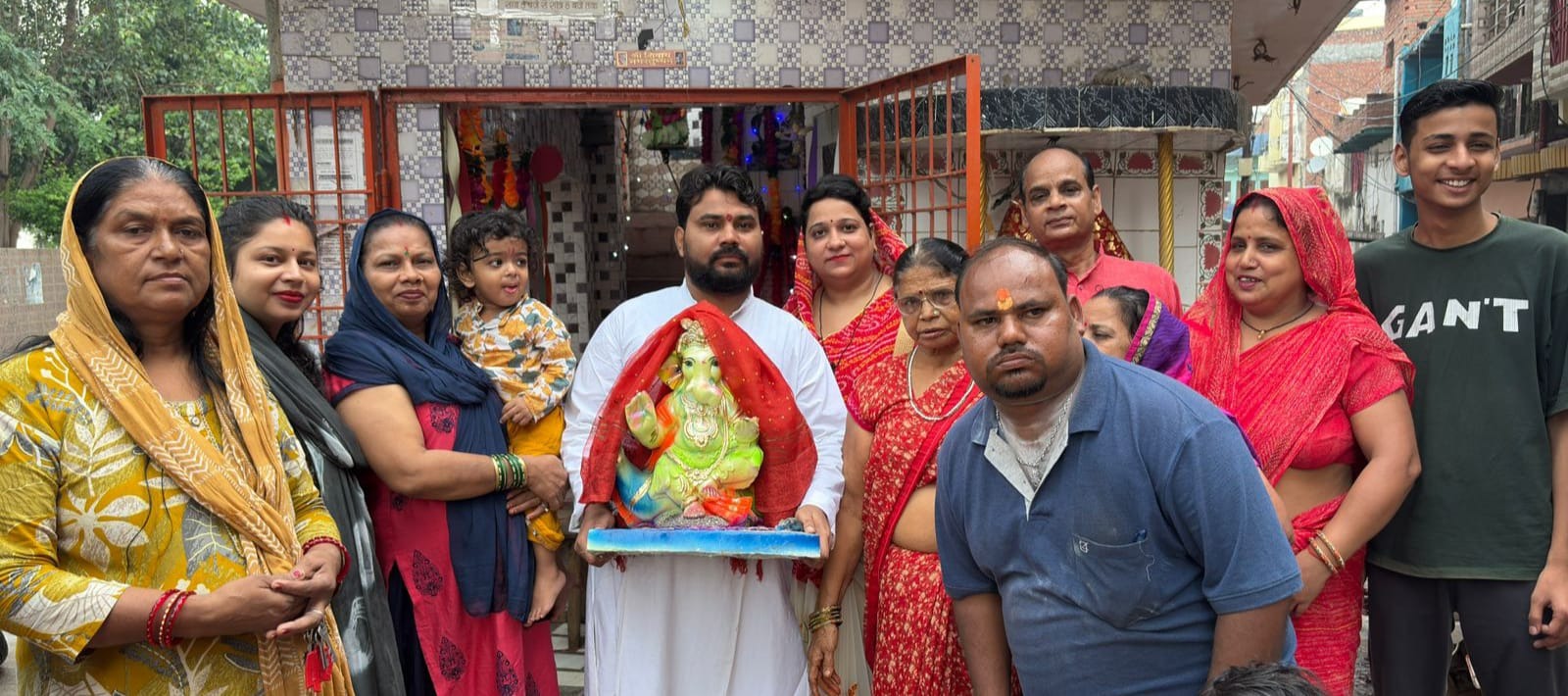 अलीगढ़ में राधा कृष्ण मंदिर पर श्रद्धा और उल्लास के साथ किया श्री गणेश भगवान का स्वागत