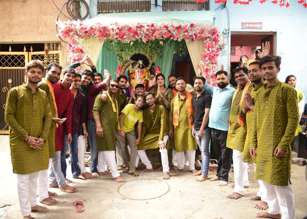 सराय मानसिंह में विराजमान हुए ग्यारहवें गणपति, धूमधाम से निकाली शोभायात्रा