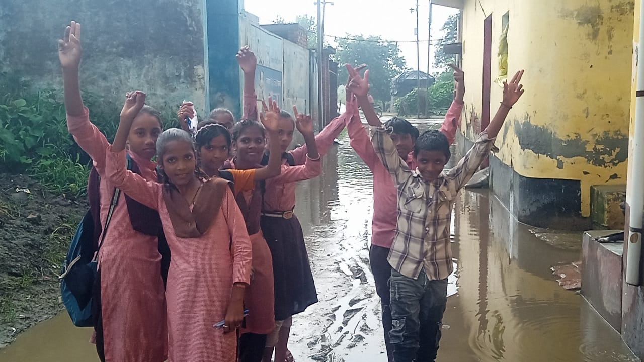 जल जीवन मिशन योजनान्तर्गत पाइपलाइन पड़ने से टूटी सड़क, स्कूली बच्चों को होती परेशानी