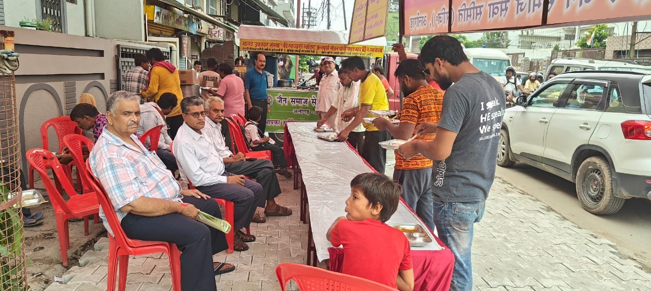 जैन मंदिर में दसलक्षण पर्व के प्रथम दिन श्रद्धालुओं ने आपस में दिल दुखाने वाले लोगों से मांगी क्षमा