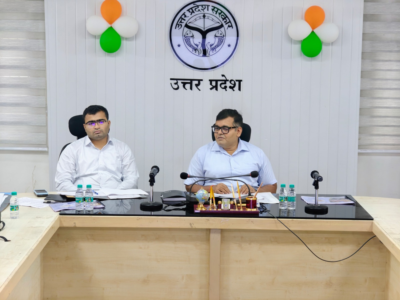 कलैक्ट्रेट सभागार में शिक्षा योजनाओं की समीक्षा बैठक, जिलाधिकारी ने सख़्त निर्देश दिए