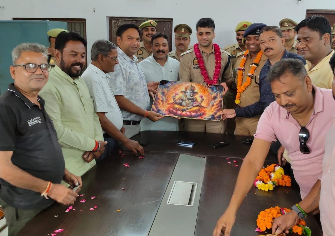 चोरी का माल बरामद करने पर पुलिस टीम को किया सम्मानित