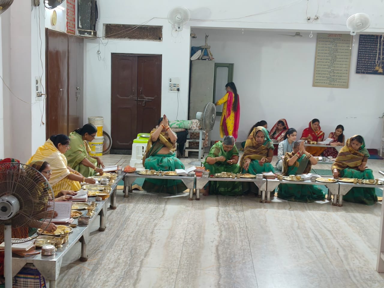 जैन स्ट्रीट में दशलक्षण पर्वराज के चौथे दिवस पर श्री महावीर और पारसनाथ का किया अभिषेक