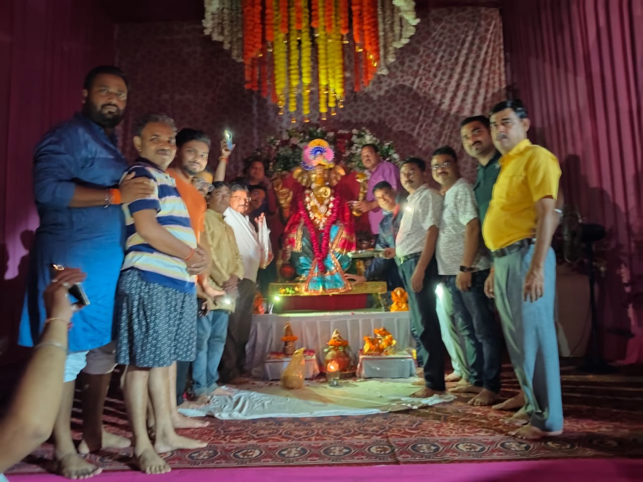 भारी बारिश के बावजूद भी भक्तों ने की टॉर्च व मोबाइल रोशनी से गणपति बप्पा की आरती