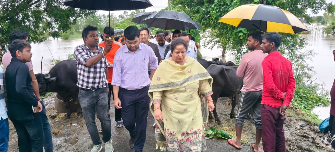 आयुक्त संगीता सिंह ने किया टप्पल क्षेत्र के बाढ़ प्रभावित गांवों का निरीक्षण
