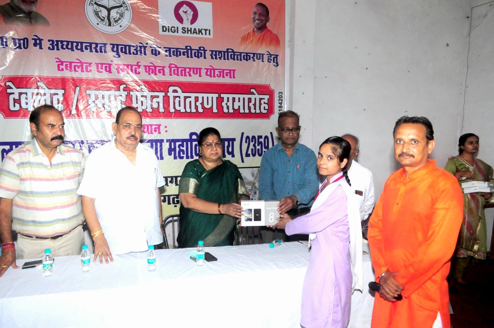 लाल बहादुर शास्त्री कन्या महाविद्यालय में छात्राओं को वितरित किए टैबलेट