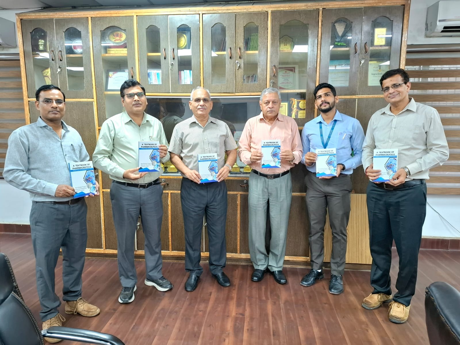 मंगलायतन विश्वविद्यालय में फार्मेसी विभाग की नई पुस्तक फार्मास्युटिक्स का हुआ विमोचन