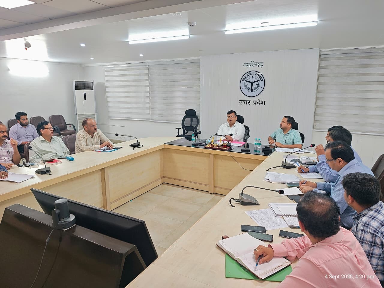 अलीगढ़ में विद्युत आपूर्ति सुधार पर जिलाधिकारी ने की बैठक
