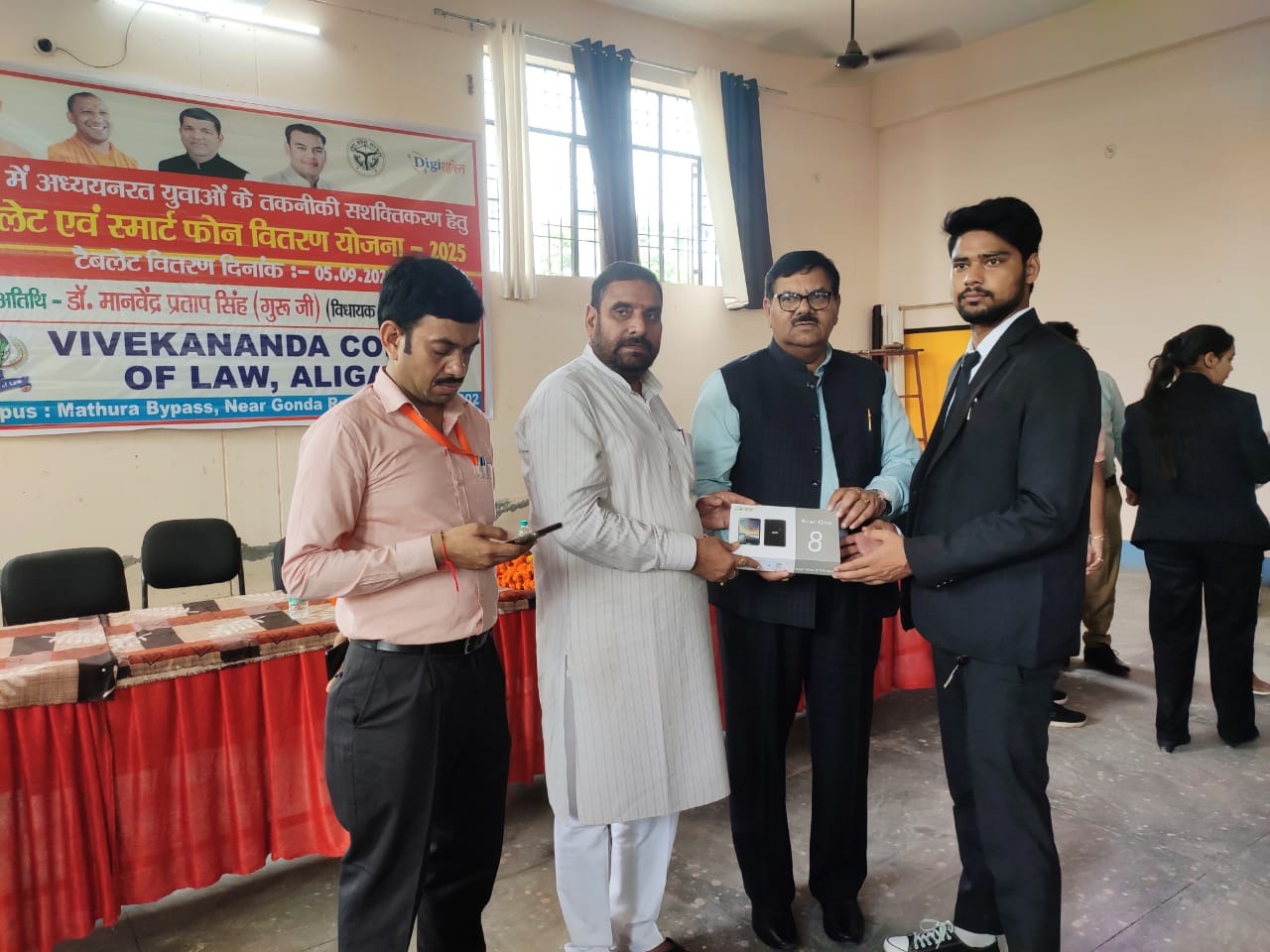 Digi शक्ति योजना के तहत विवेकानंद कॉलेज ऑफ लॉ में 80 विद्यार्थियों को वितरित किए नि: शुल्क टेबलेट