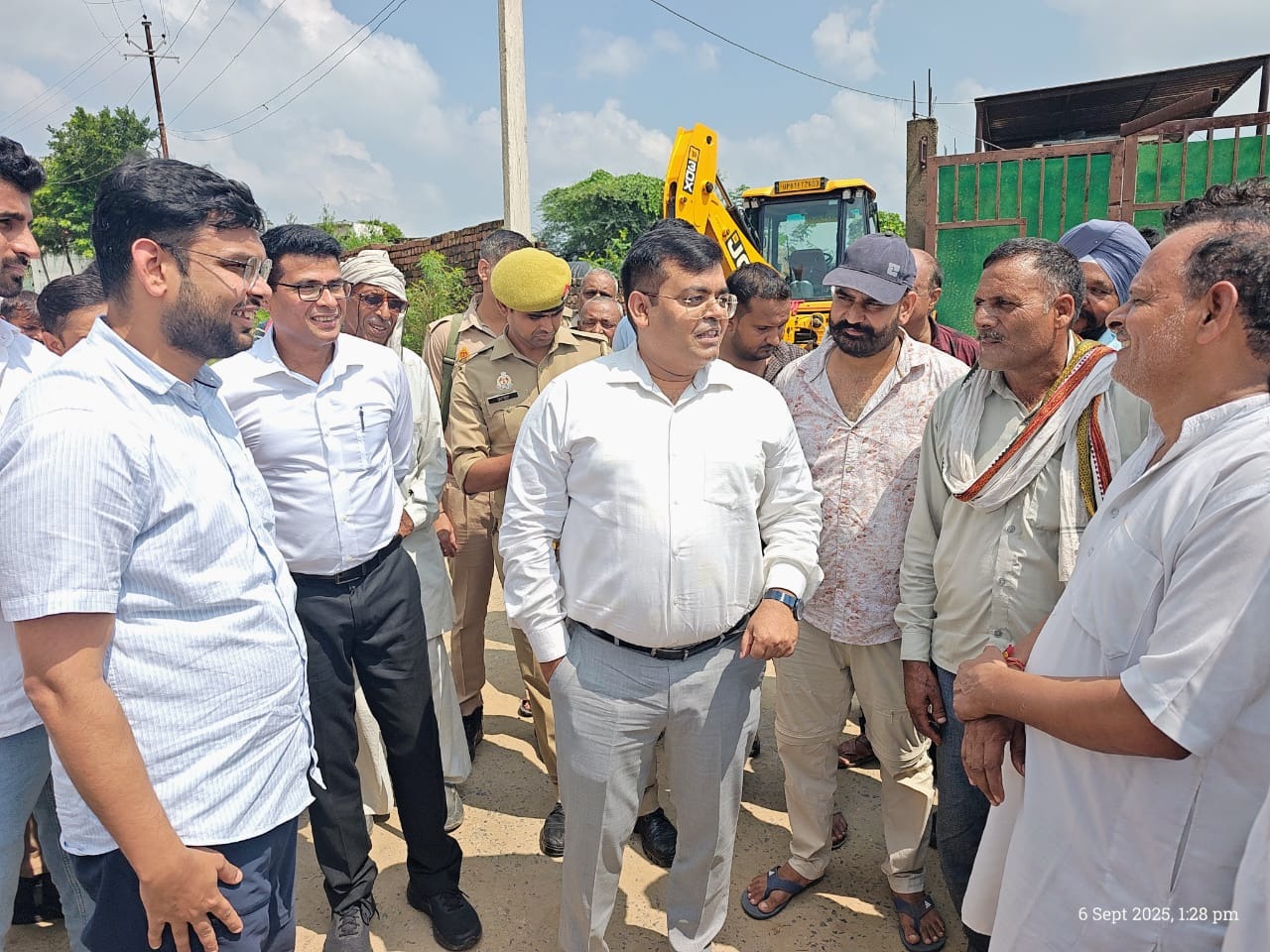 जिलाधिकारी ने टप्पल क्षेत्र के बाढ़ प्रभावित इलाकों का किया निरीक्षण