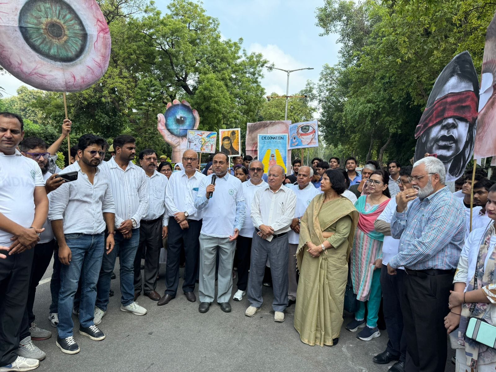 जेएन मेडिकल कॉलेज में नेत्र विभाग ने बाब-ए-सैयद गेट तक निकाली पदयात्रा