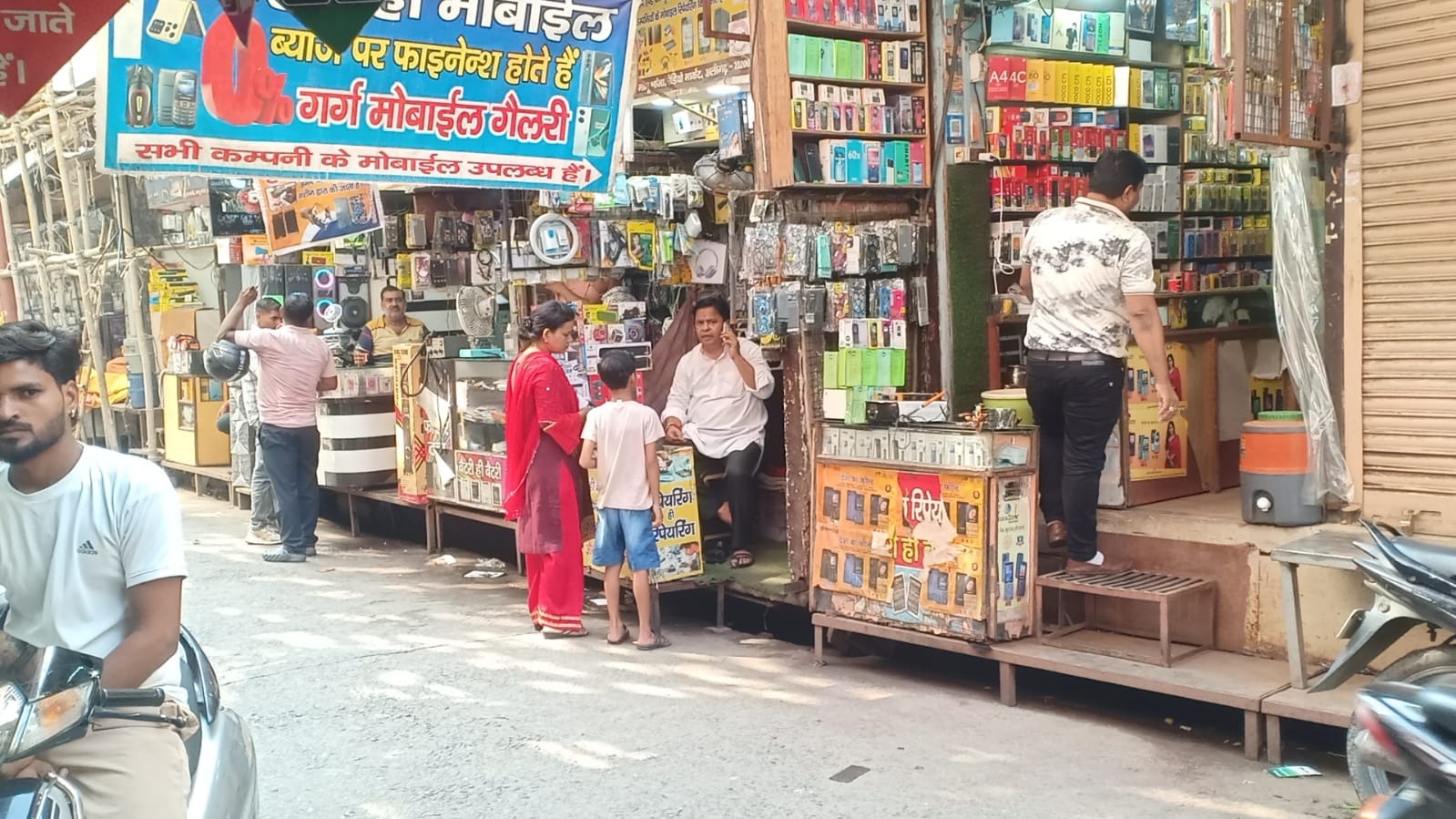 उद्योग युवा व्यापार मंडल के पदाधिकारियों के अथक प्रयासों से हटा मामू भांजा बाजार से अवैध अतिक्रमण