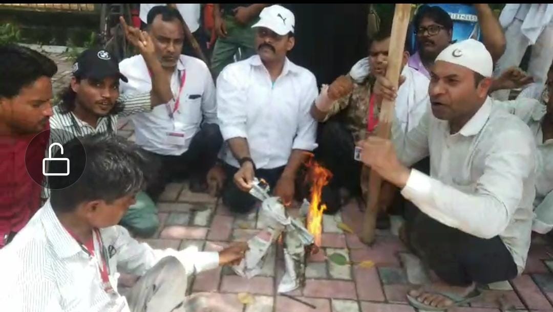 दिव्यांगों ने पुतला फूंककर पेंशन बढ़ाने की जताई मांग