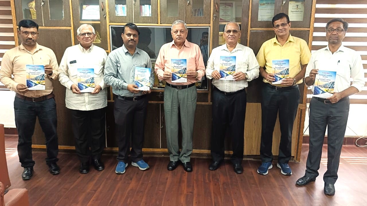 मंविवि में सतत ऊर्जा पर आधारित पुस्तक का हुआ विमोचन