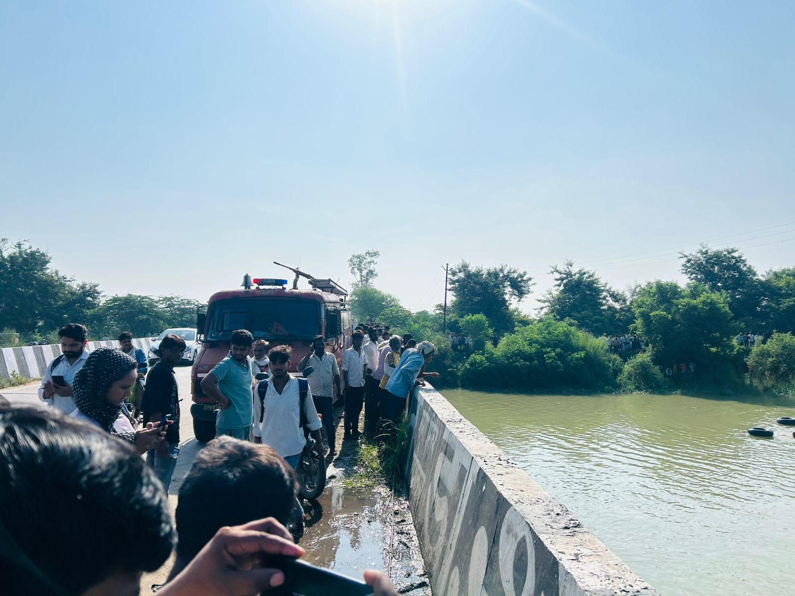 नेहर में कूदकर की युवक ने की आत्महत्या, पुलिस और गोताखोरों ने शुरू किया खोज अभियान