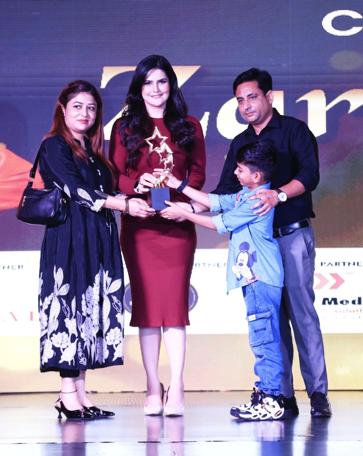 अरिफ सिद्दीकी को मिला बिजनेस एक्सीलेंस अवार्ड, बॉलीवुड अभिनेत्री जरीन खान ने किया सम्मानित