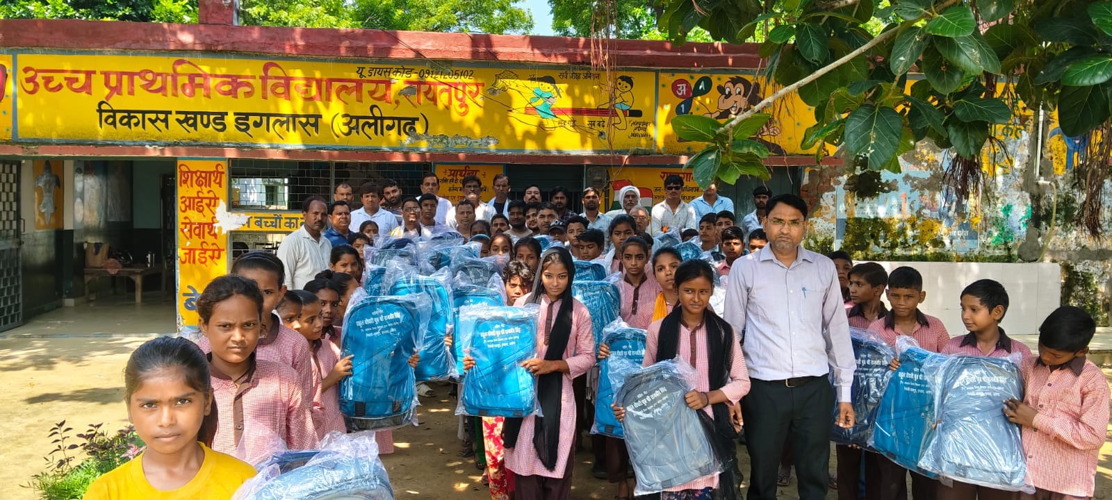 इगलास में समाजसेवी राहुल चौधरी ने 1000 छात्रों को निःशुल्क स्कूली बैग किए वितरित