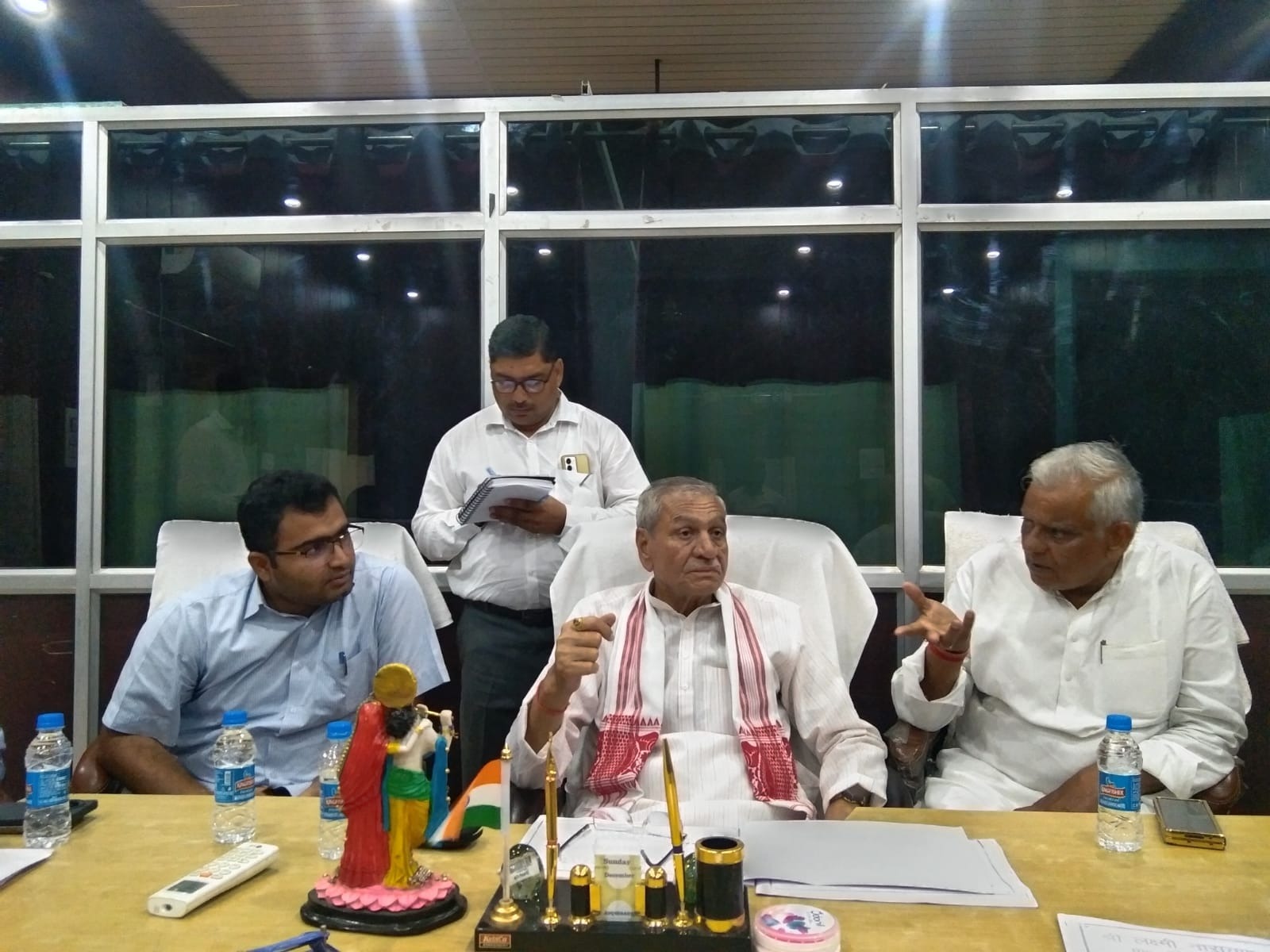 प्रदेश के गन्ना विकास मंत्री लक्ष्मी नारायण चौधरी ने टप्पल में बाढ़ प्रभावित क्षेत्रों की समीक्षा बैठक की