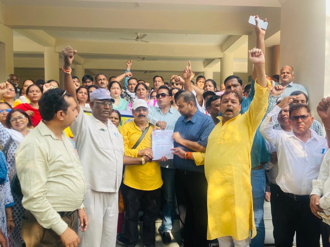 सुप्रीम कोर्ट के टीईटी अनिवार्यता को लेकर शिक्षकों में दौड़ी चिंता की लहर,अलीगढ़ में शिक्षक संघ ने सौंपा ज्ञापन