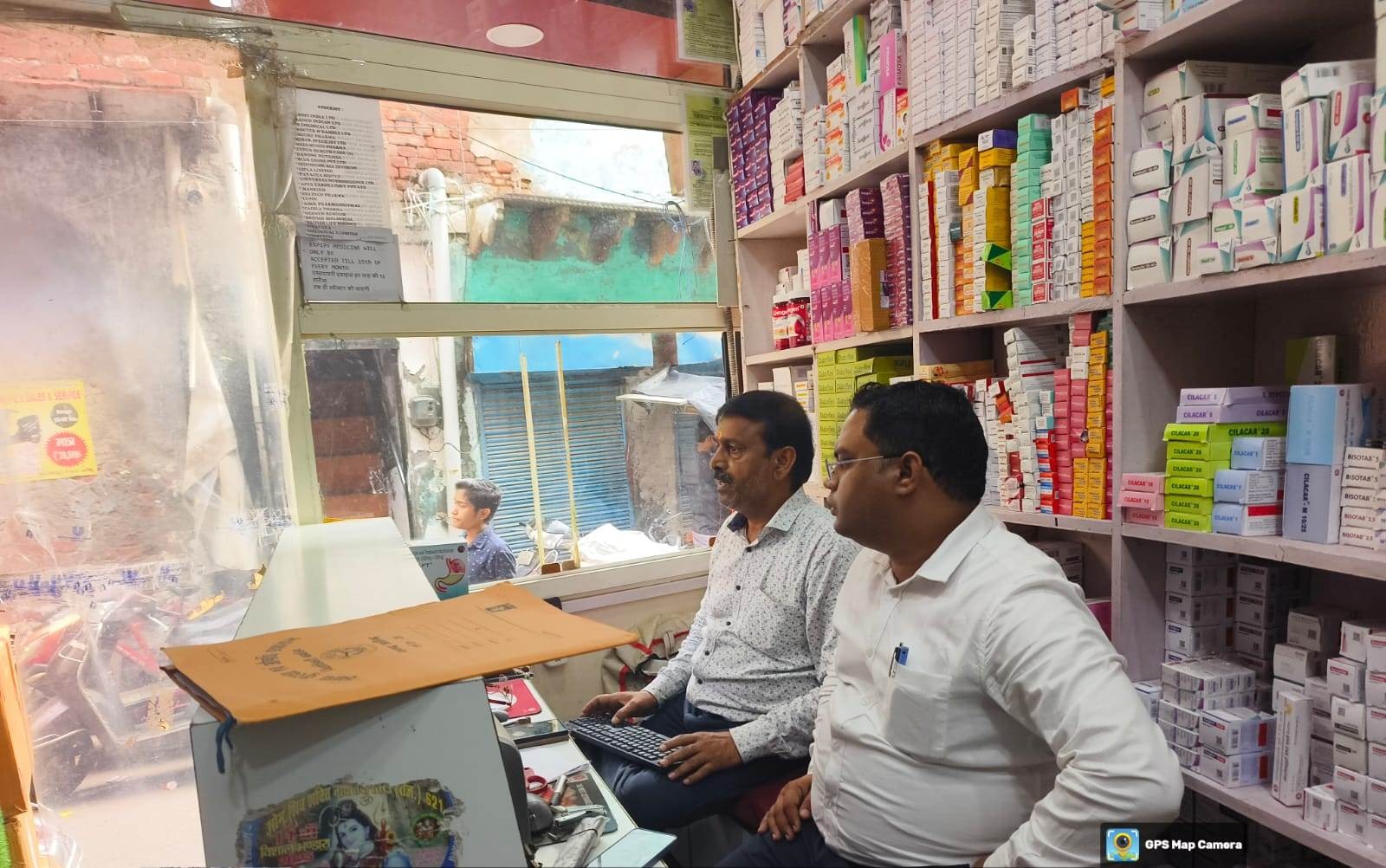 औषधि निरीक्षक ने फफाला दवा बाजार में की छापेमार कार्रवाई
