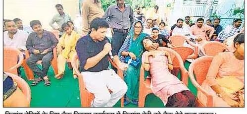 समाजसेवी मुन्ना ठाकुर ने दिव्यांग बेटियों को वितरित किए लाखों रुपए के चैक