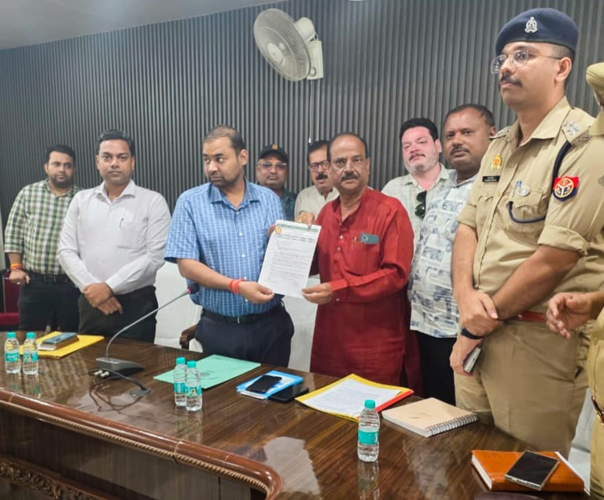 अलीगढ़ में आतिशबाजी बाजार को लेकर व्यापारियों ने की बैठक,अपर जिलाधिकारी को सौंपा ज्ञापन
