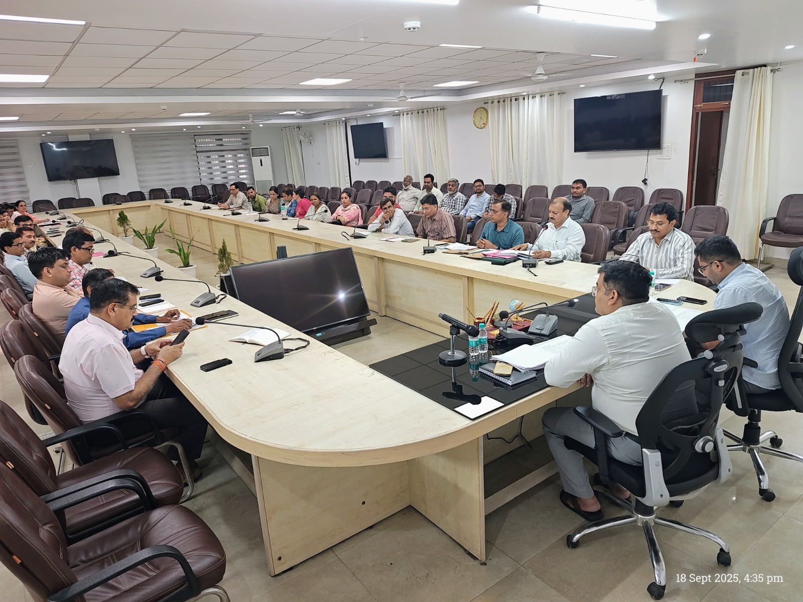जिलाधिकारी की अध्यक्षता में जिला आयुष समिति की बैठक हुई सम्पन्न