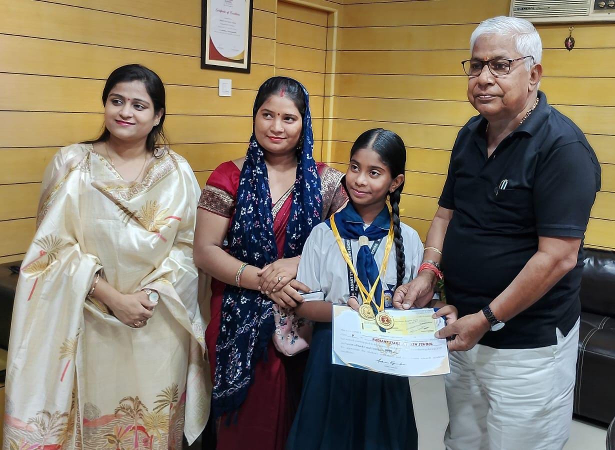 राधिका ने ओलंपियाड परीक्षा में किया स्कूल टॉप,प्रबंधक विनोद सिंघल ने मेडल देकर किया सम्मानित
