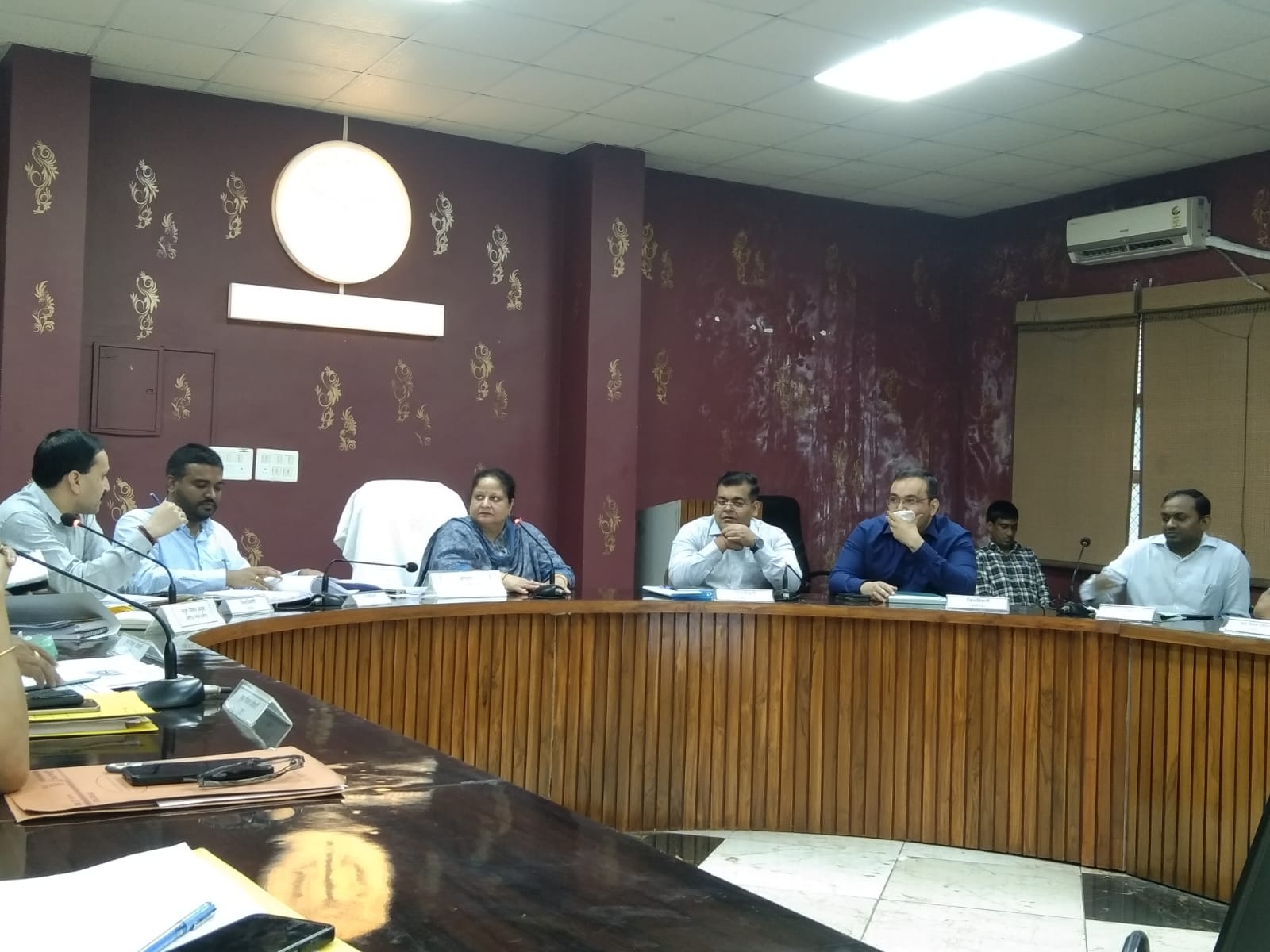 कमिश्नरी सभागार में मंडलायुक्त ने विकास कार्यों की धीमी प्रगति पर जताई नाराजगी