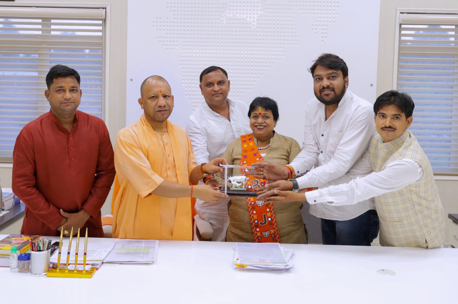 पूर्व मेयर शकुंतला भारती ने सीएम योगी आदित्यनाथ से मुलाकात कर झलकारी बाई की प्रतिमा स्थापना का दिया ज्ञापन