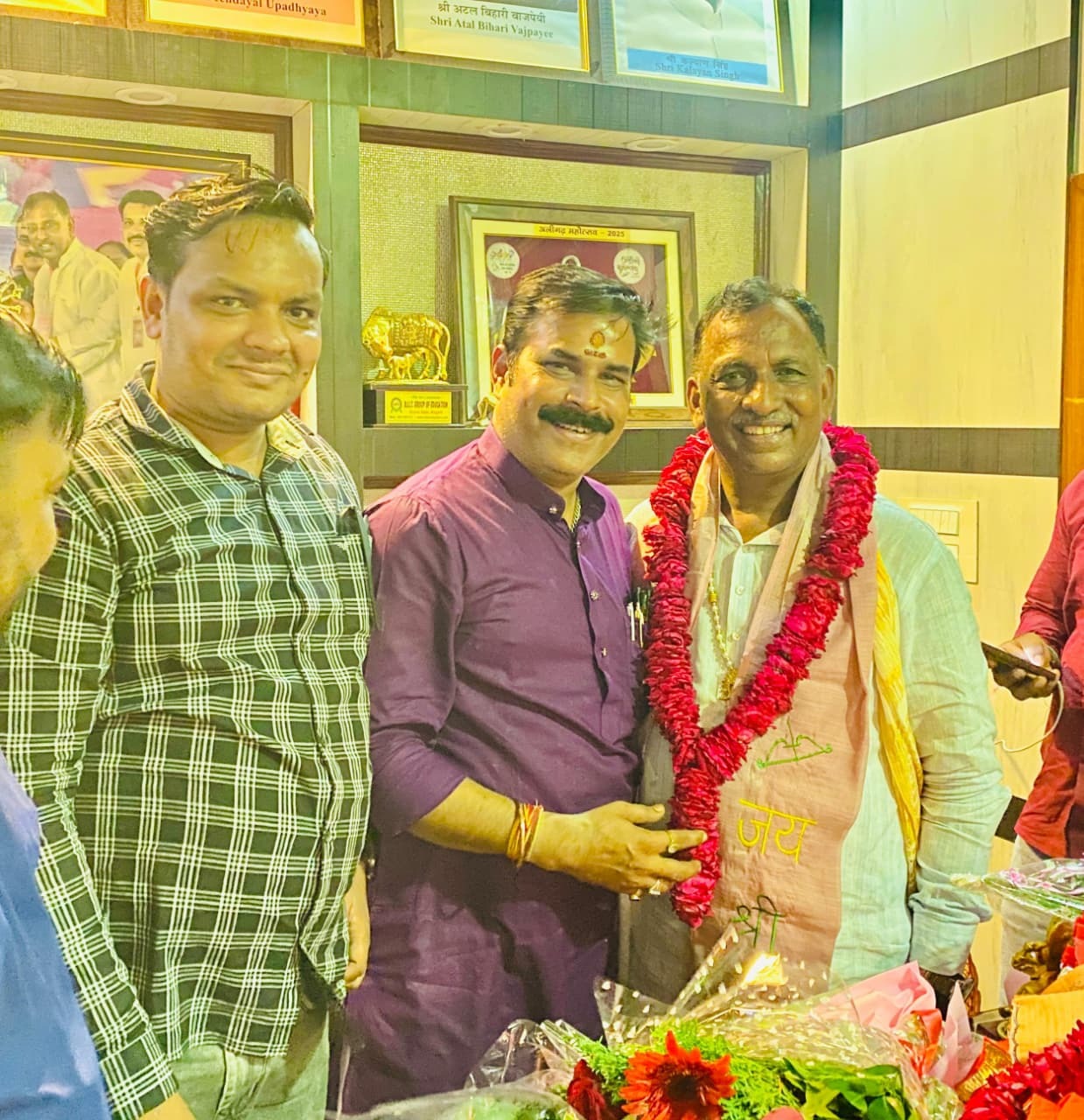 भाजपा जिला महामंत्री शिव नरायण शर्मा को जन्मदिन पर दीं शुभकामनाएं