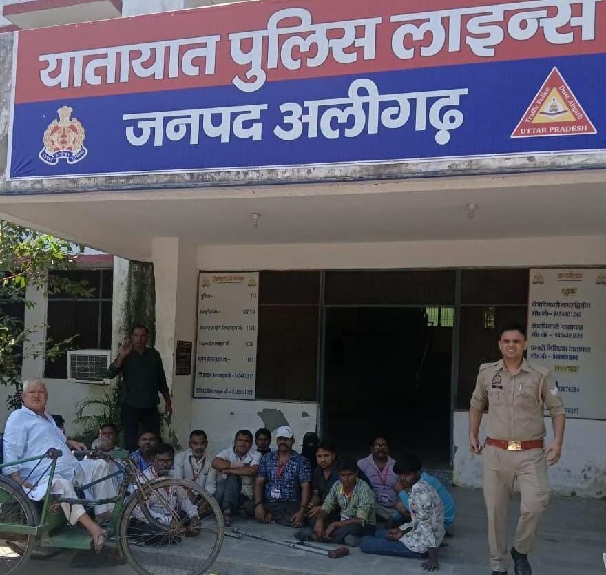 ई-रिक्शा सीज करने पर दिव्यांगों का ट्रैफिक ऑफिस पर हंगामा, जताया कड़ा विरोध
