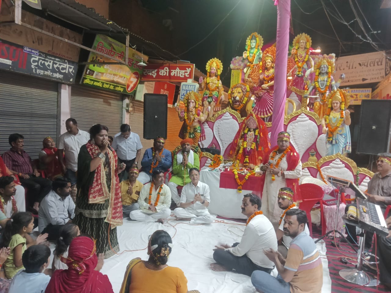 नवरात्रि के दूसरे दिन मां ब्रह्मचारिणी का विधिवत पूजन और भव्य भजन संध्या हुई आयोजित