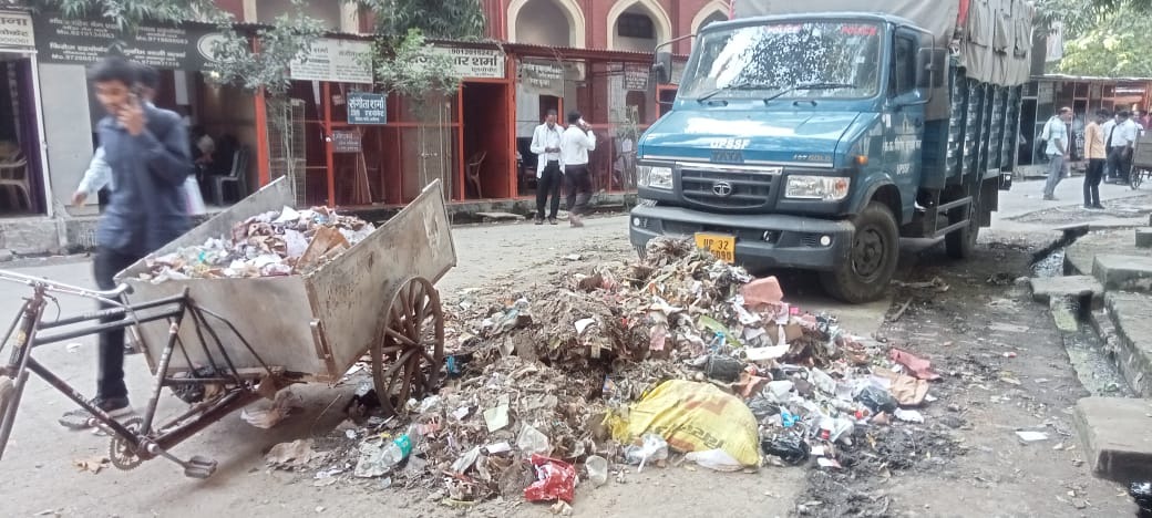 जिला जज न्यायालय परिसर में कूड़े के ढेर, सफाई व्यवस्था पर उठे सवाल